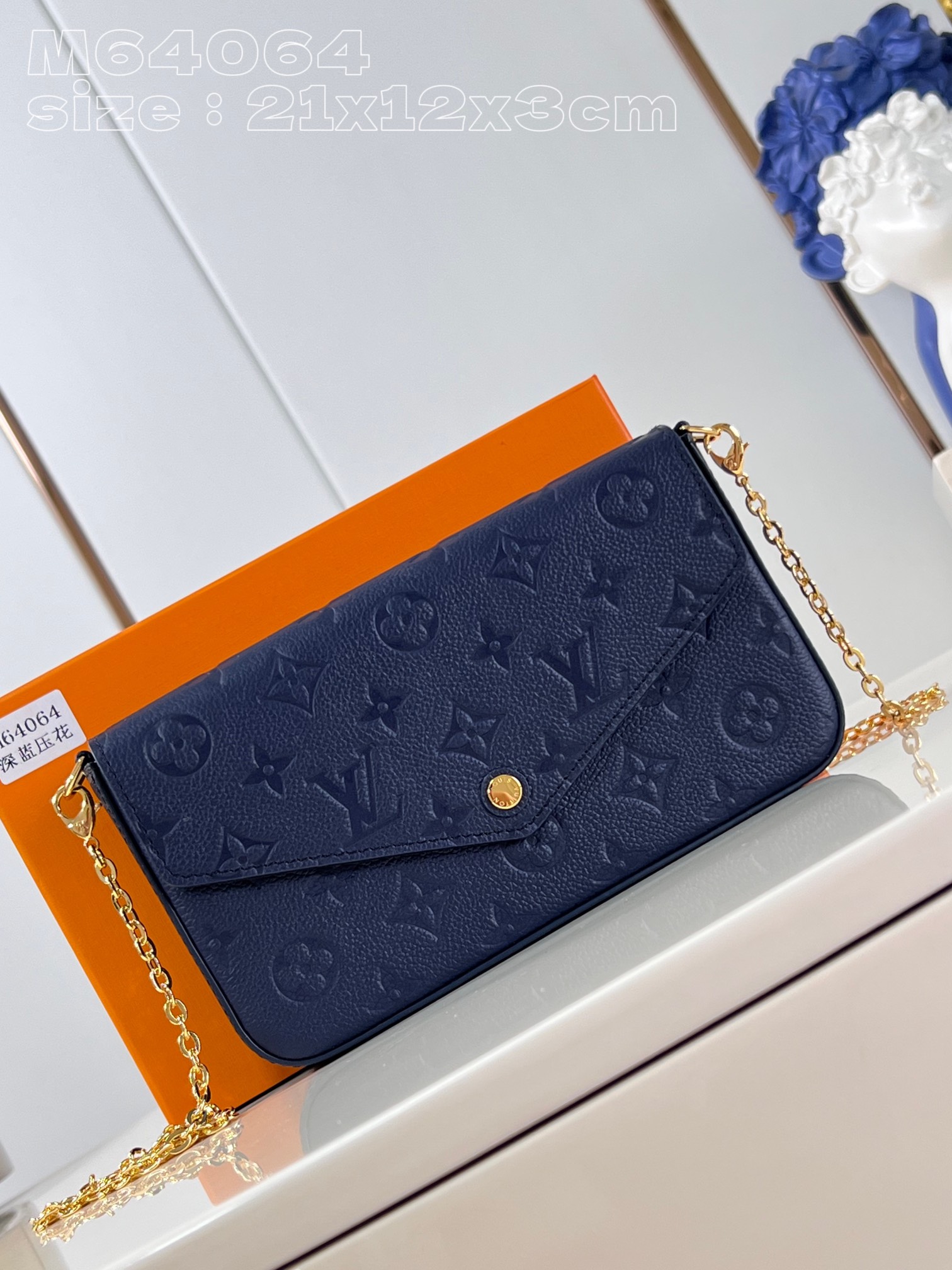l**is V*t*n pochette félicie
