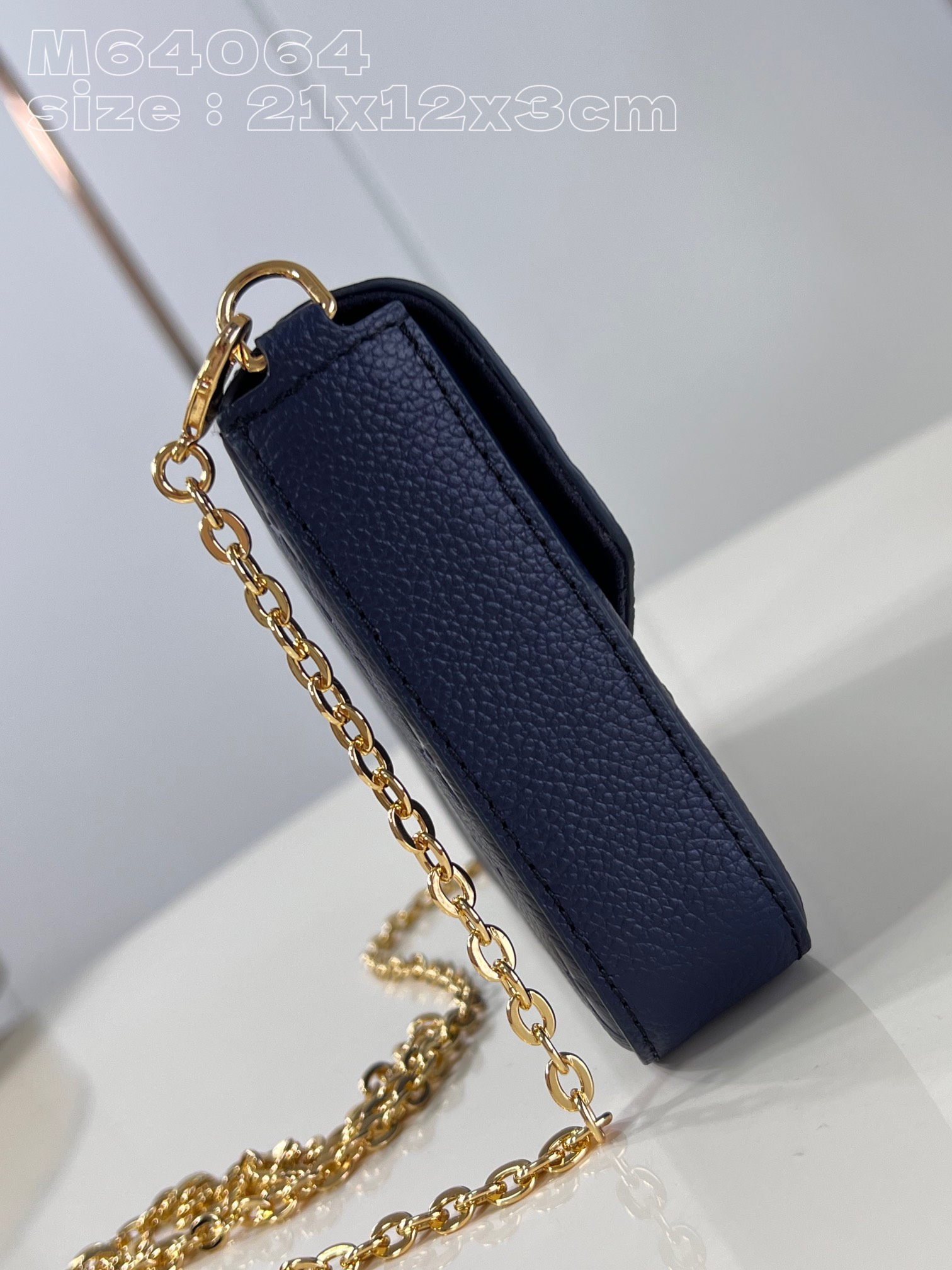 l**is V*t*n pochette félicie