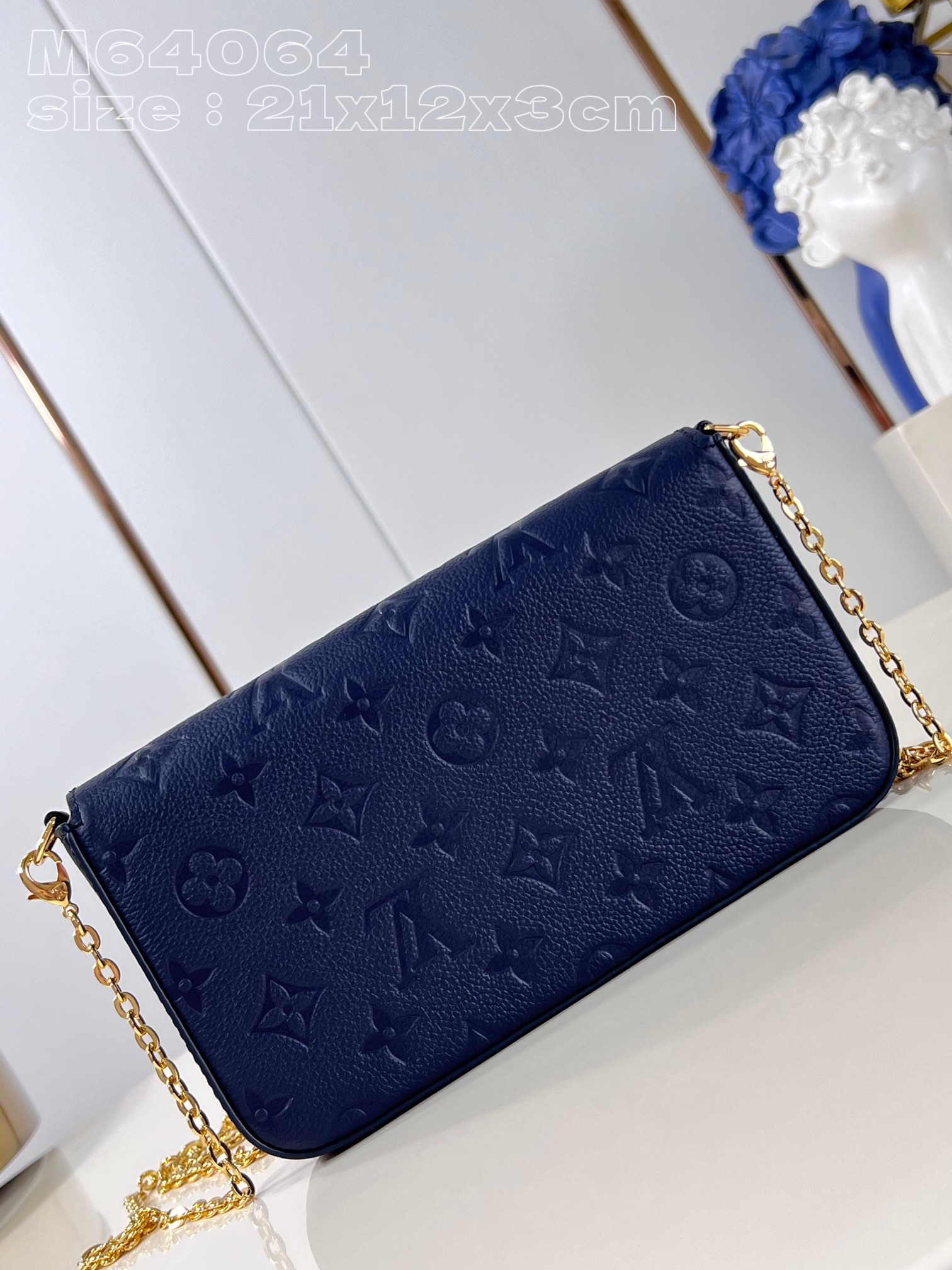 l**is V*t*n pochette félicie