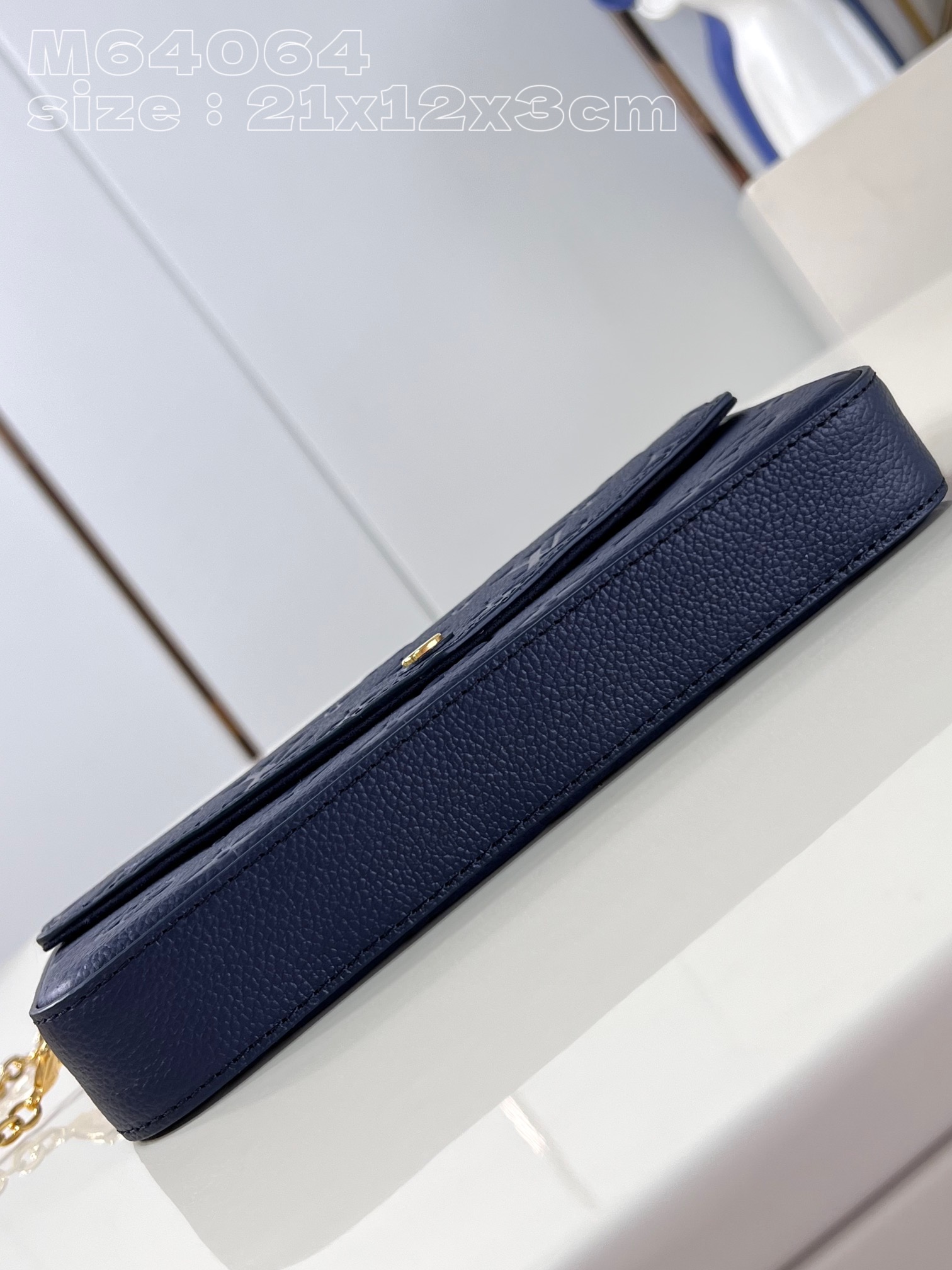 l**is V*t*n pochette félicie