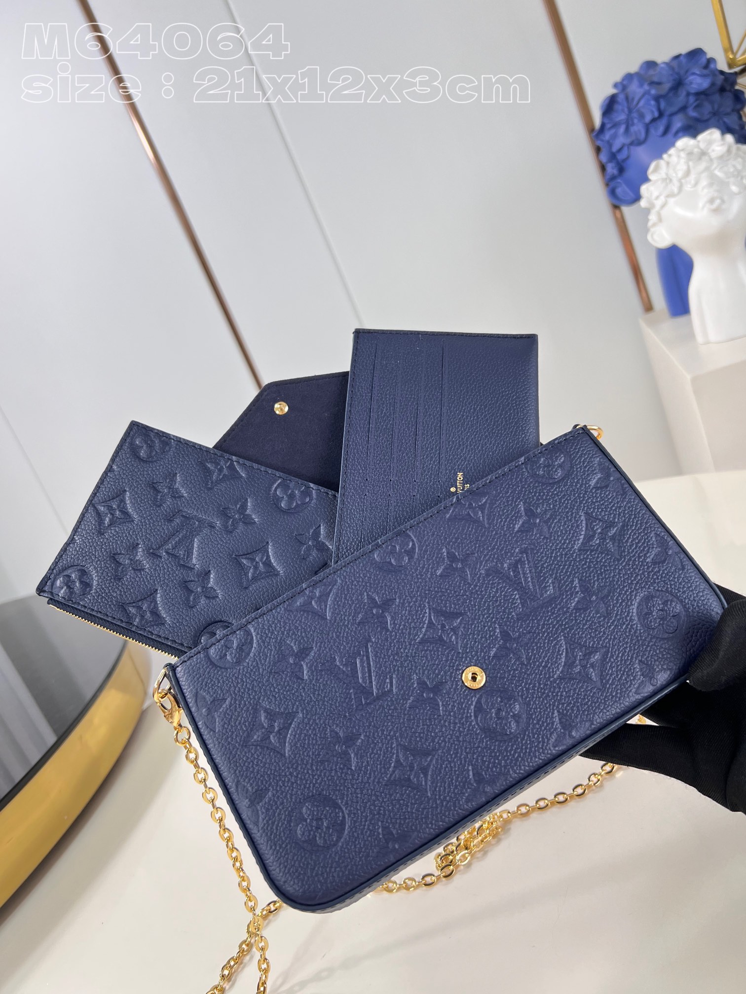 l**is V*t*n pochette félicie