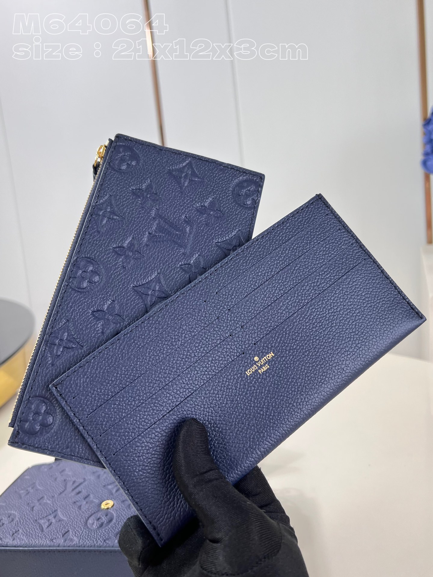 l**is V*t*n pochette félicie