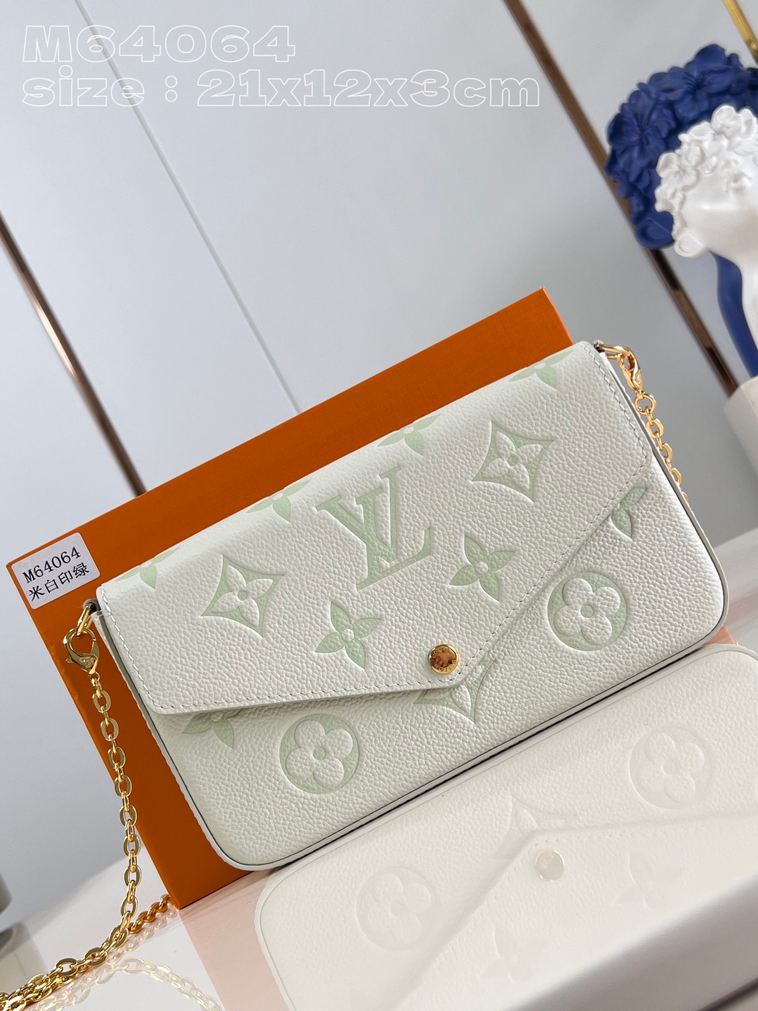 l**is V*t*n pochette félicie