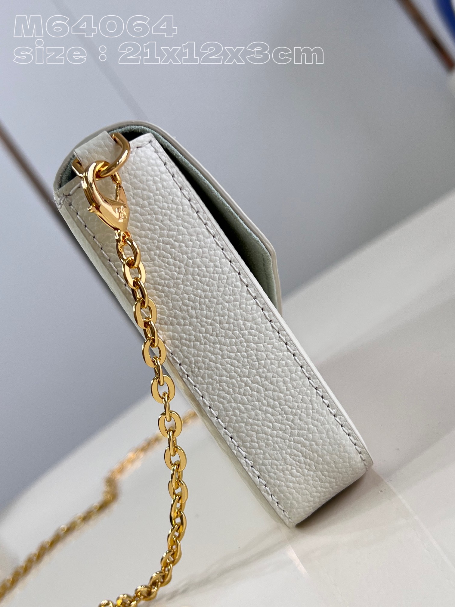 l**is V*t*n pochette félicie