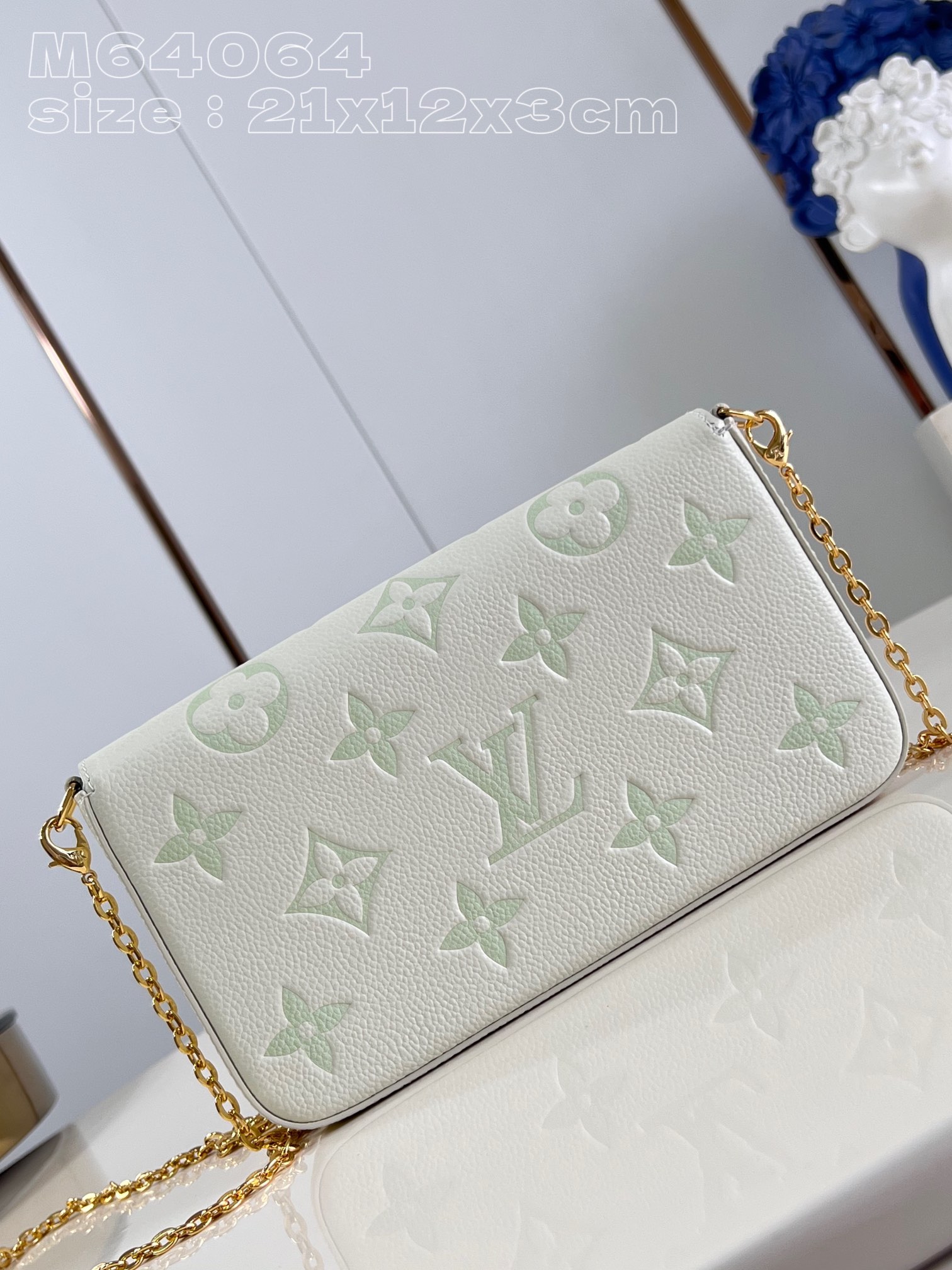 l**is V*t*n pochette félicie