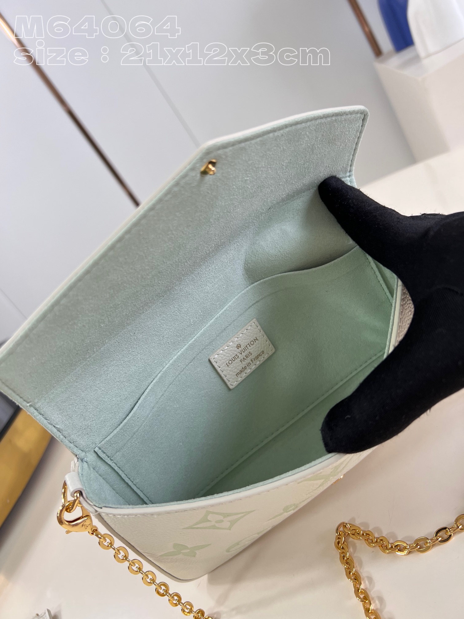 l**is V*t*n pochette félicie