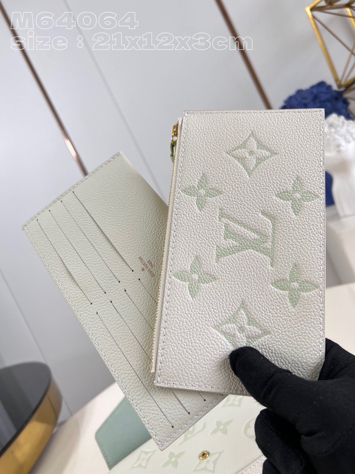l**is V*t*n pochette félicie