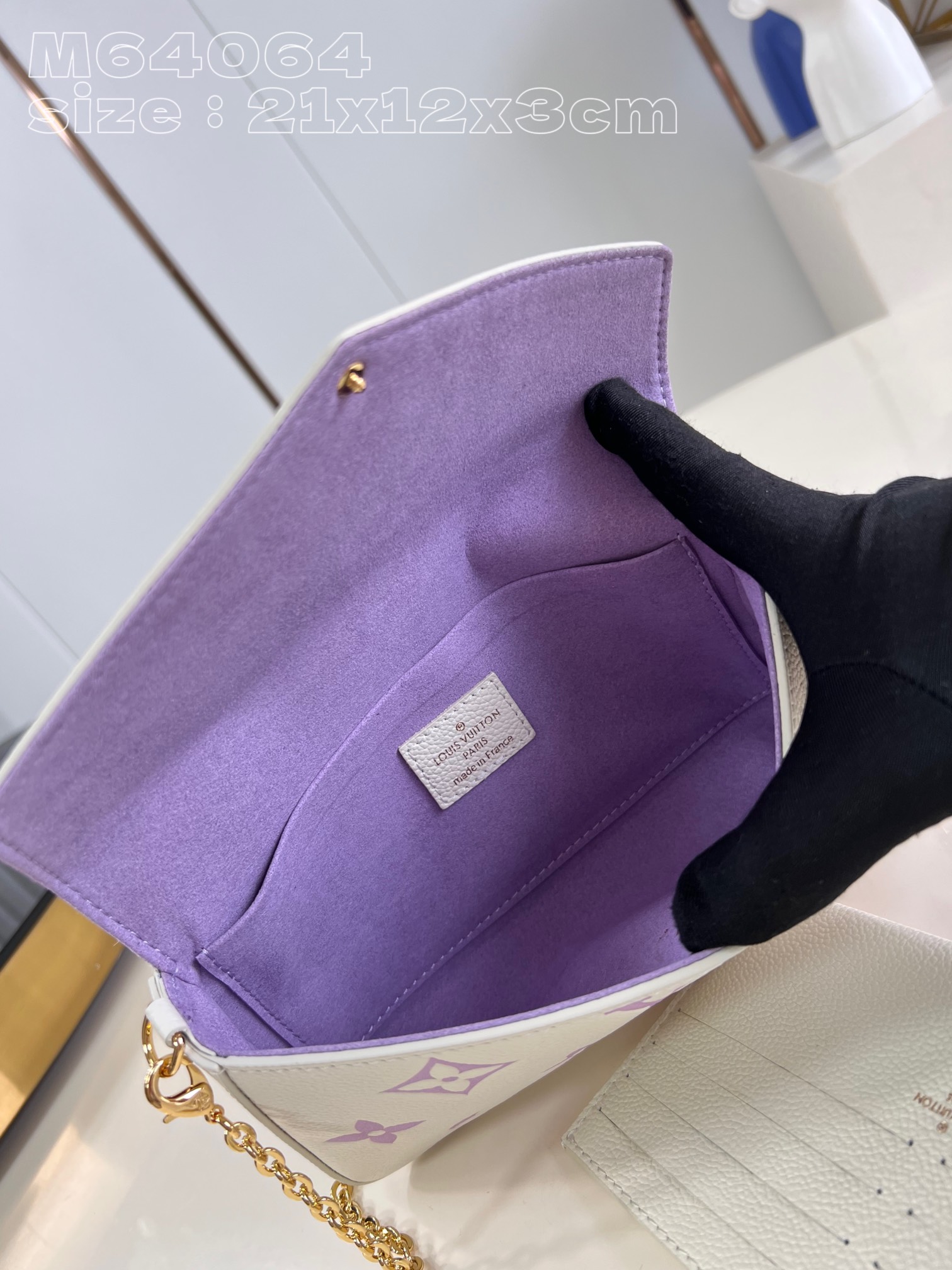 l**is V*t*n pochette félicie