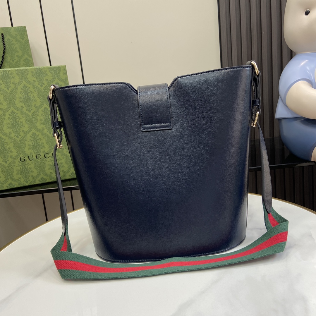 G*u*i medium bucket shoulder bag