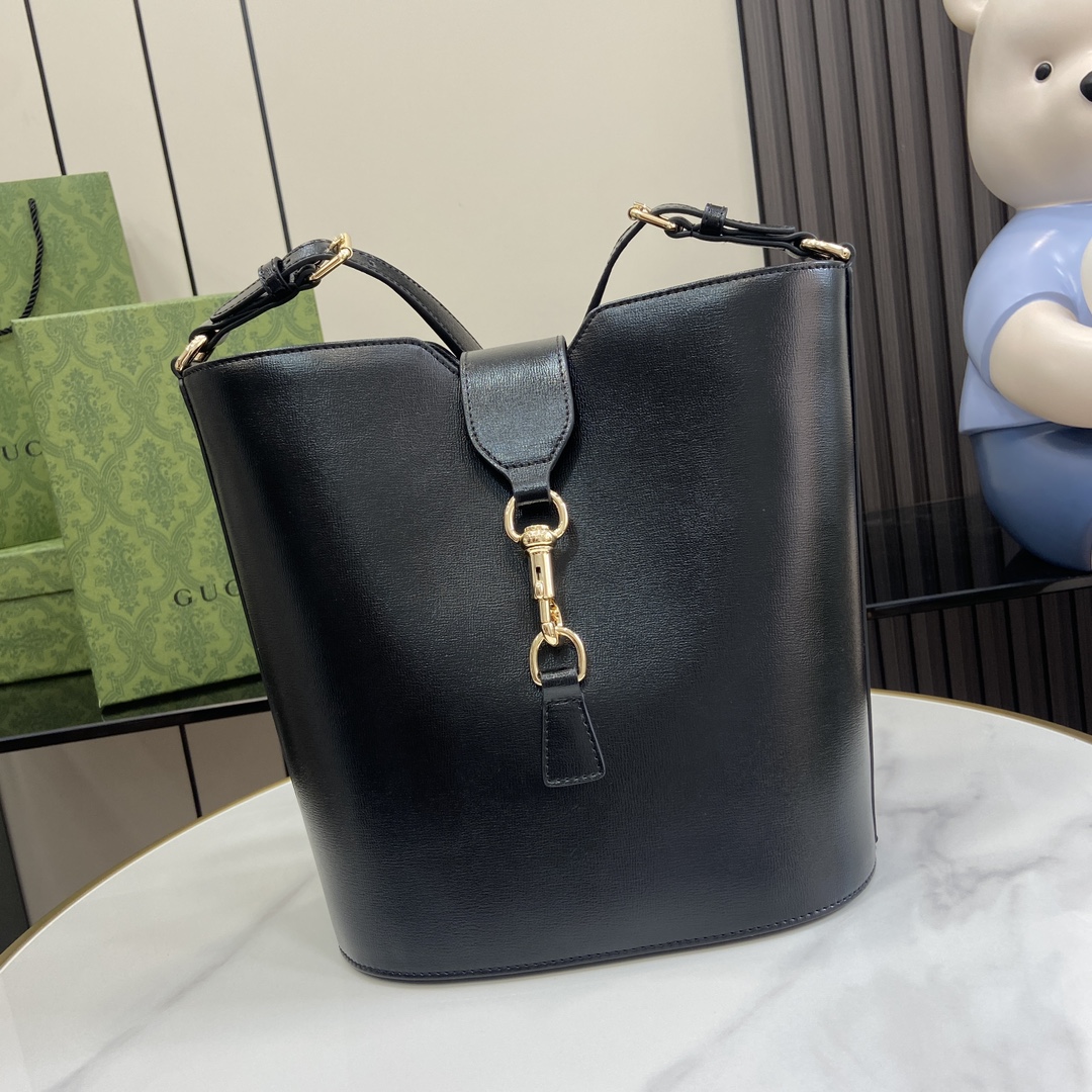 G*u*i medium bucket shoulder bag