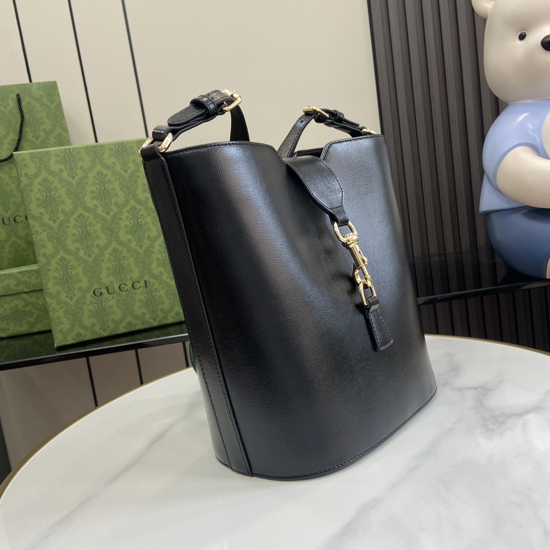 G*u*i medium bucket shoulder bag
