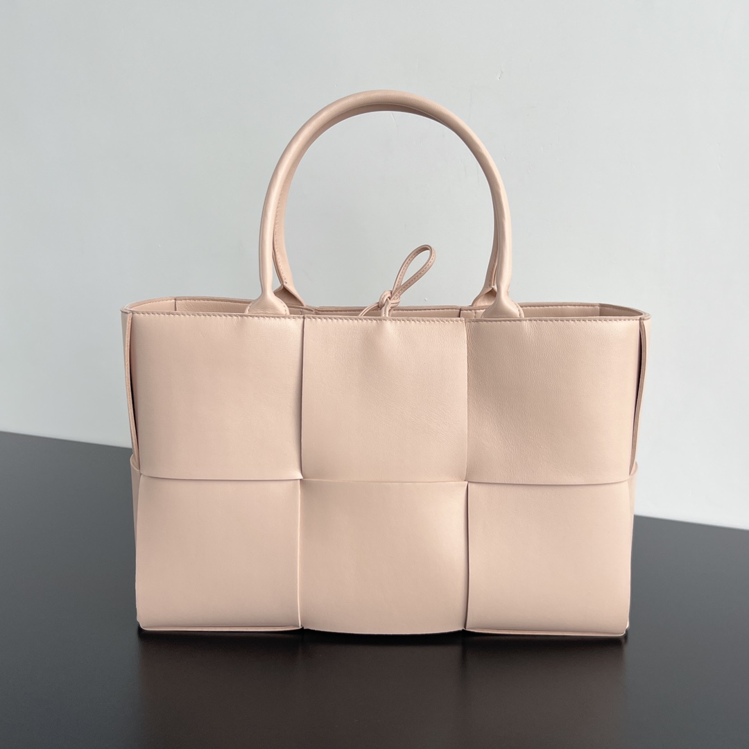bo*te*ga Ve*ne*ta bv medium arco tote bag