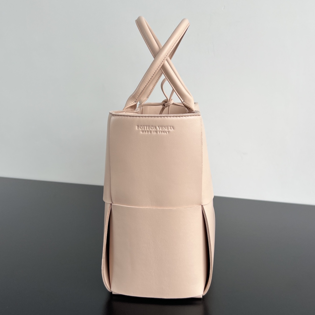 bo*te*ga Ve*ne*ta bv medium arco tote bag