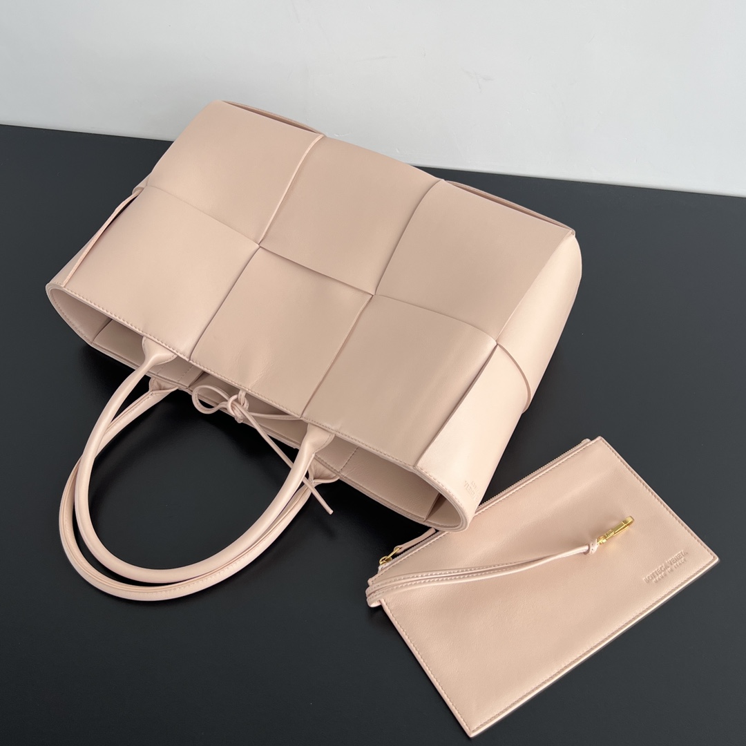 bo*te*ga Ve*ne*ta bv medium arco tote bag
