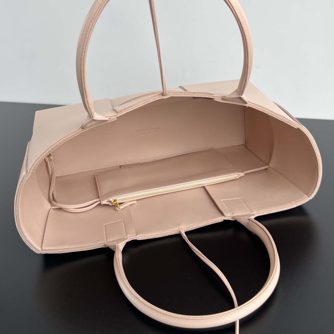 bo*te*ga Ve*ne*ta bv medium arco tote bag