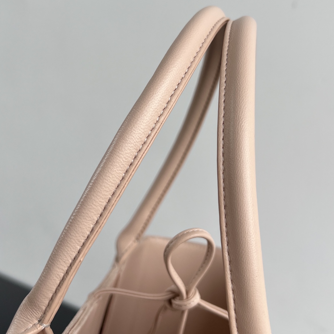bo*te*ga Ve*ne*ta bv medium arco tote bag