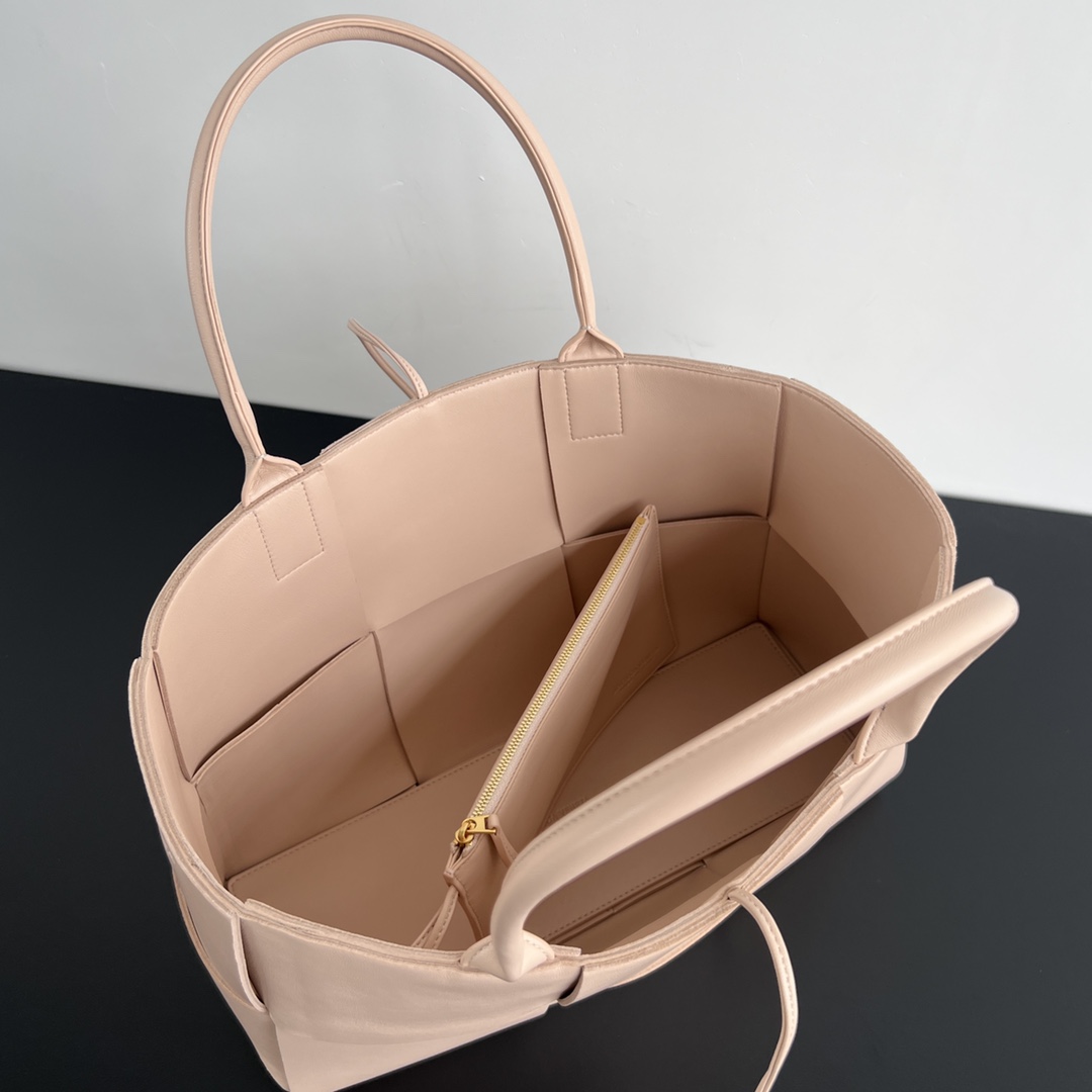 bo*te*ga Ve*ne*ta bv medium arco tote bag