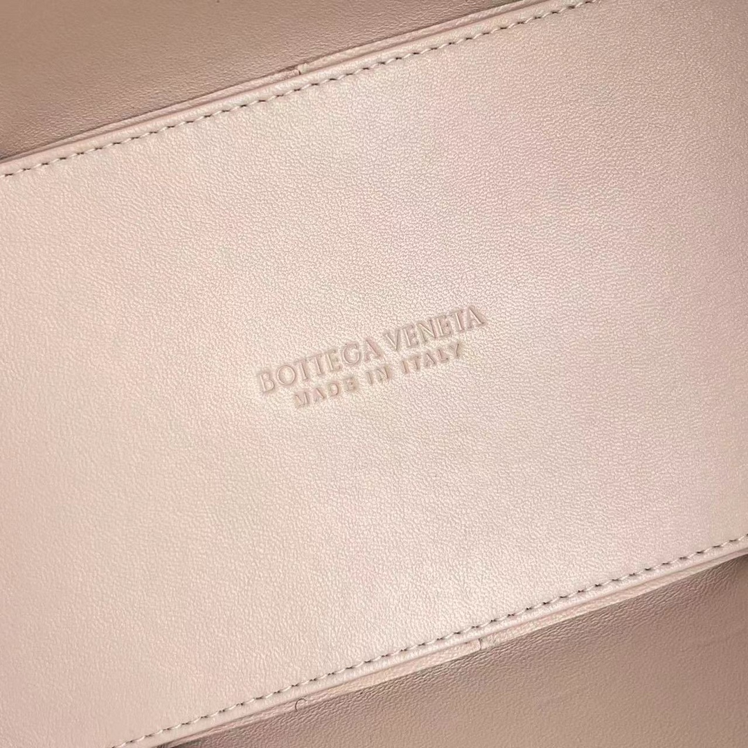 bo*te*ga Ve*ne*ta bv medium arco tote bag