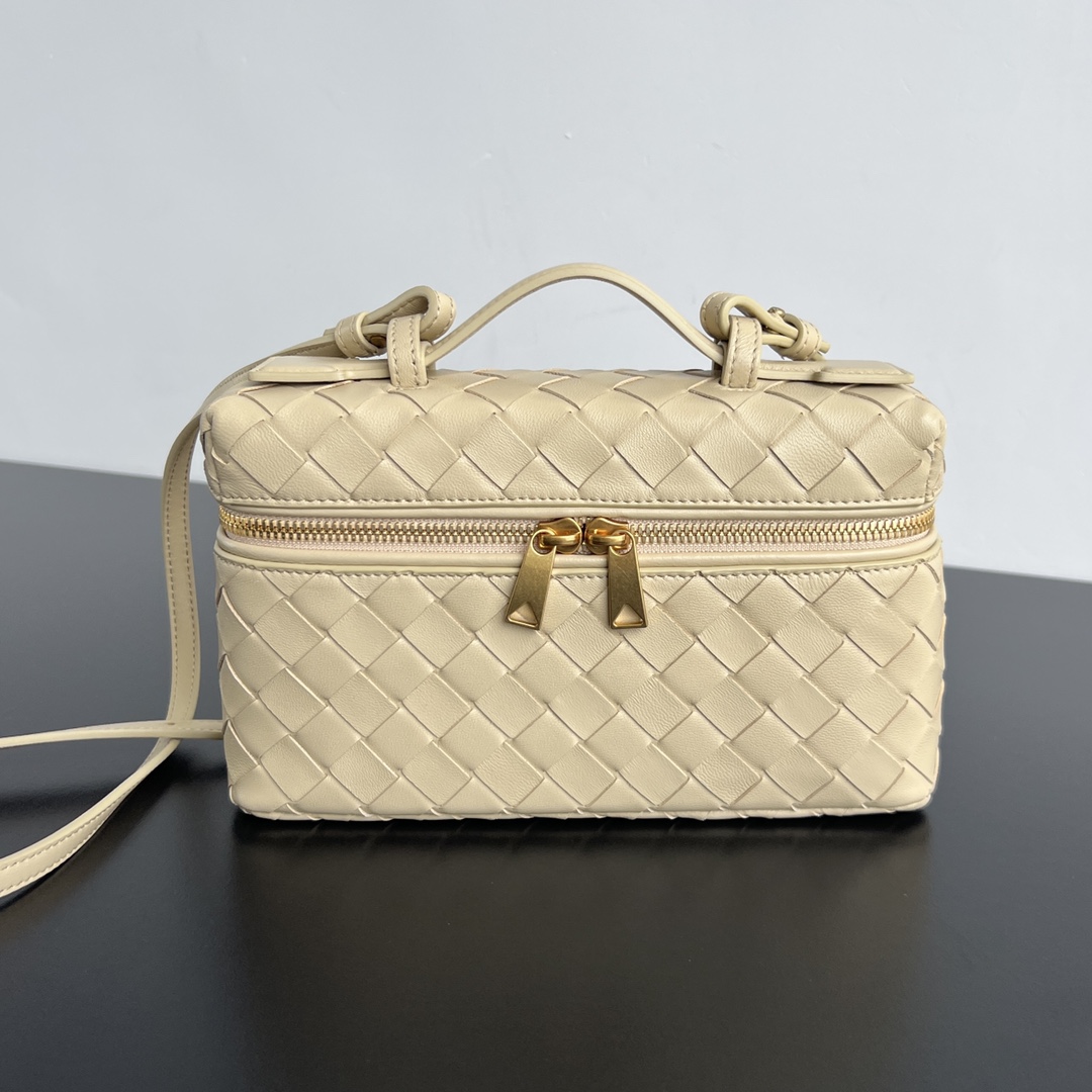 bo*te*ga Ve*ne*ta bang bang vanity case