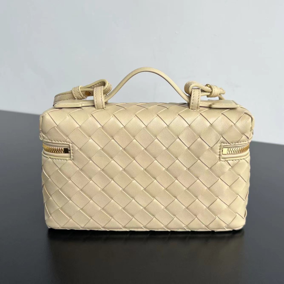 bo*te*ga Ve*ne*ta bang bang vanity case