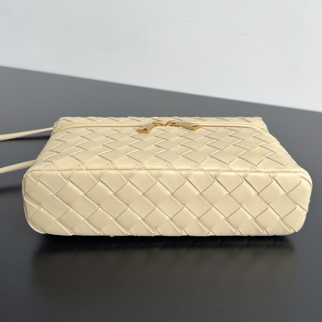 bo*te*ga Ve*ne*ta bang bang vanity case