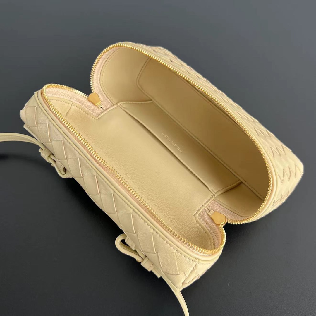 bo*te*ga Ve*ne*ta bang bang vanity case