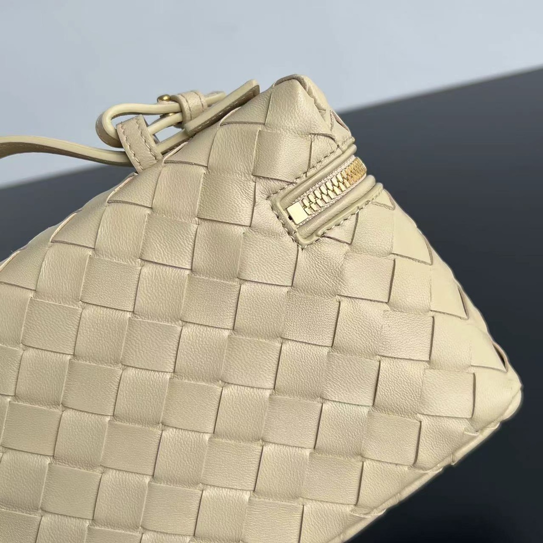 bo*te*ga Ve*ne*ta bang bang vanity case