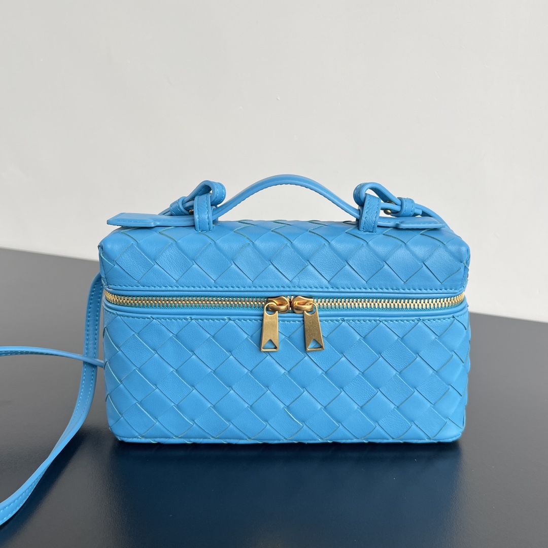 bo*te*ga Ve*ne*ta bang bang vanity case