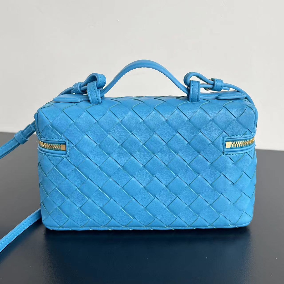 bo*te*ga Ve*ne*ta bang bang vanity case