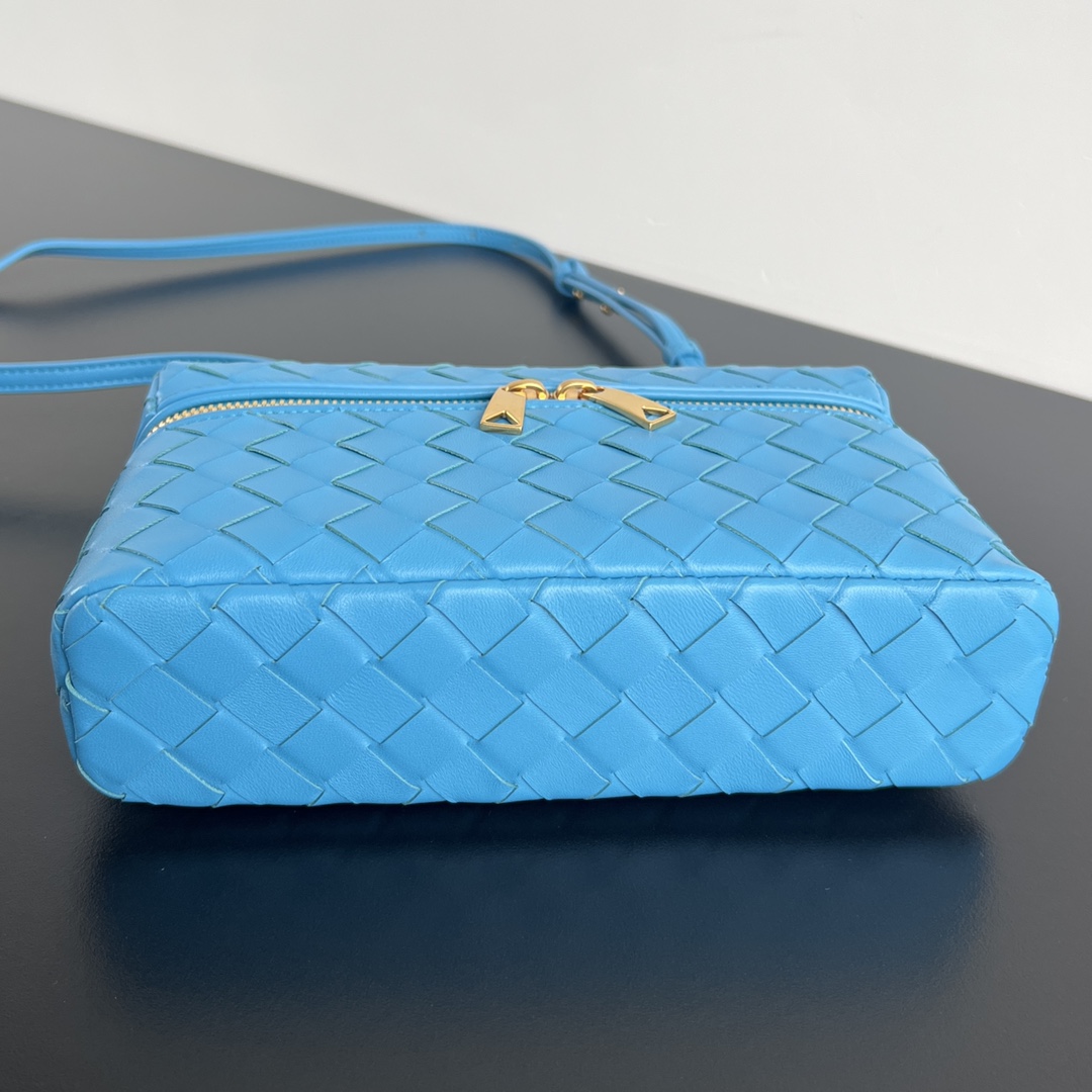 bo*te*ga Ve*ne*ta bang bang vanity case
