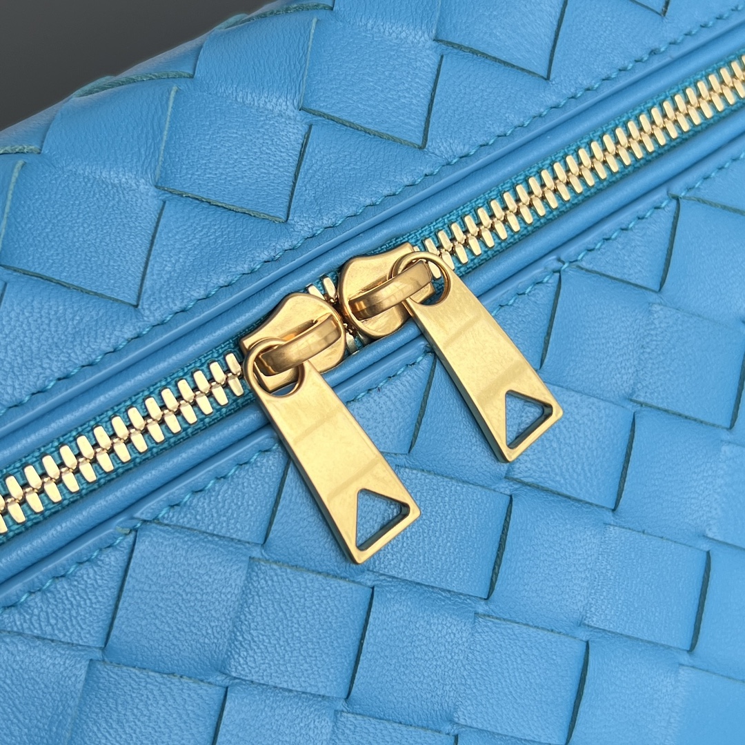 bo*te*ga Ve*ne*ta bang bang vanity case