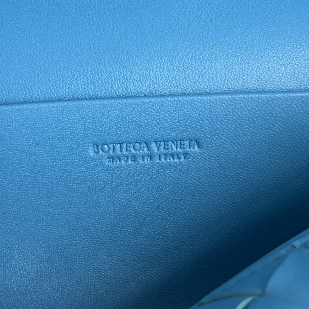 bo*te*ga Ve*ne*ta bang bang vanity case