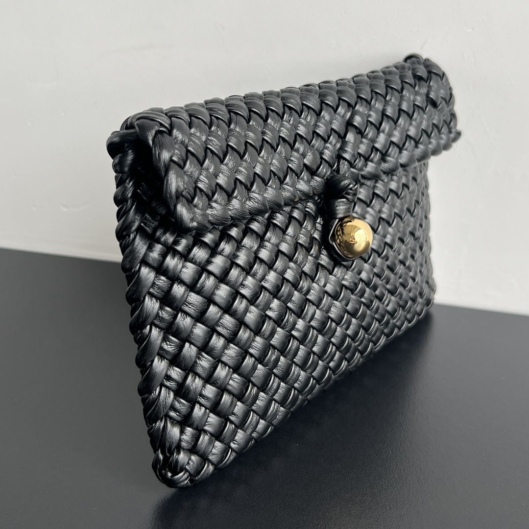 bo*te*ga Ve*ne*ta envelope bag