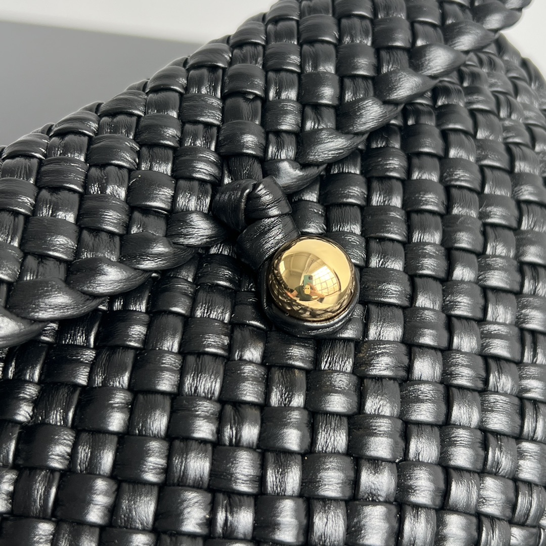 bo*te*ga Ve*ne*ta envelope bag