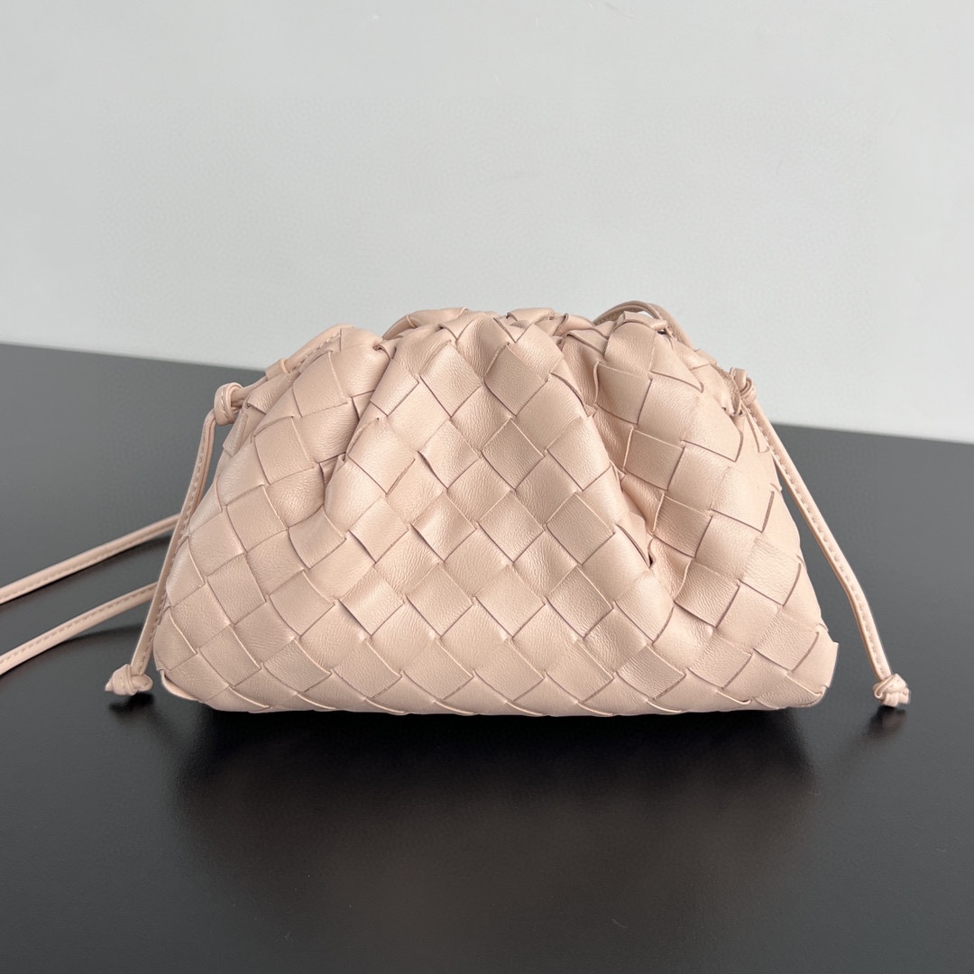 bo*te*ga Ve*ne*ta mini pouch