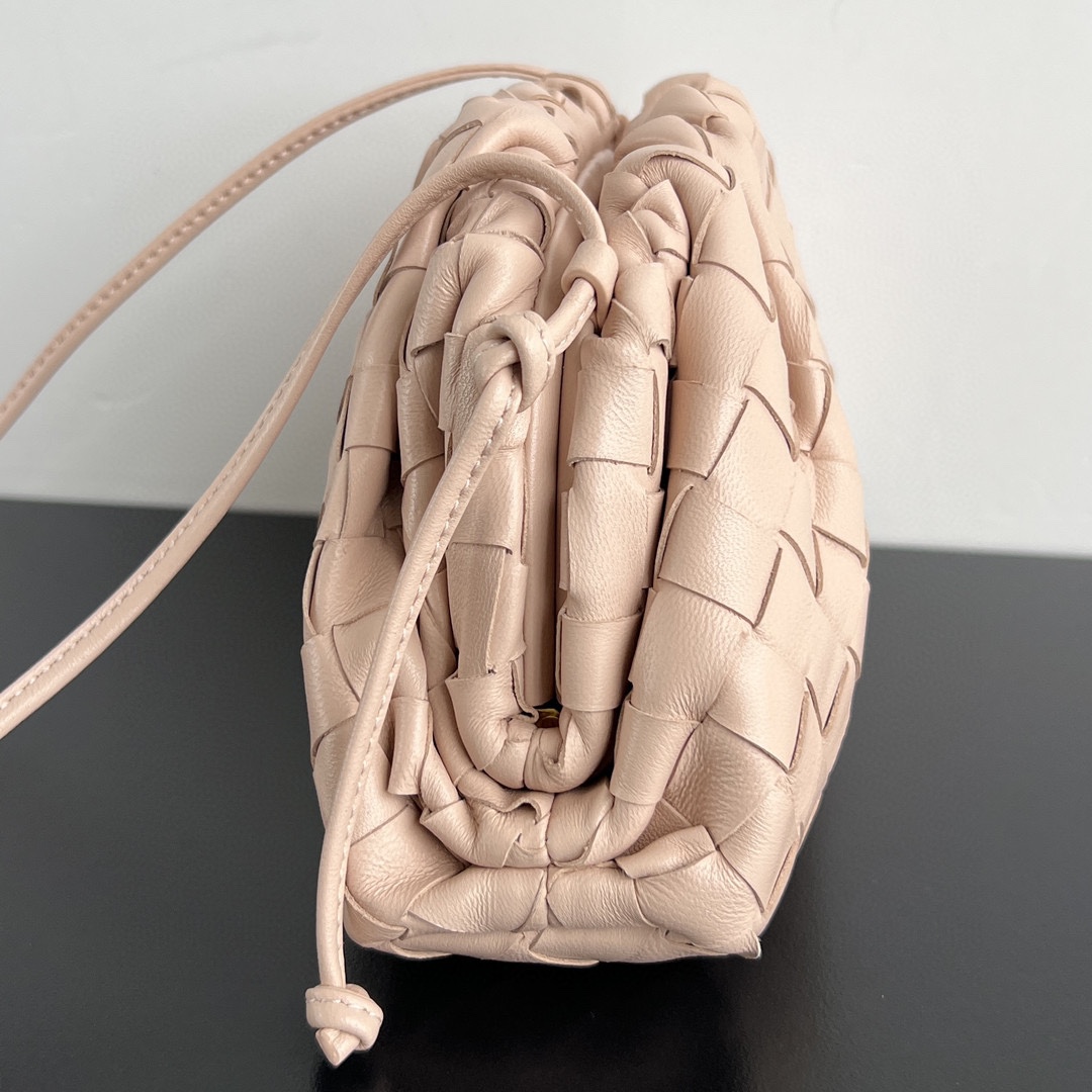 bo*te*ga Ve*ne*ta mini pouch