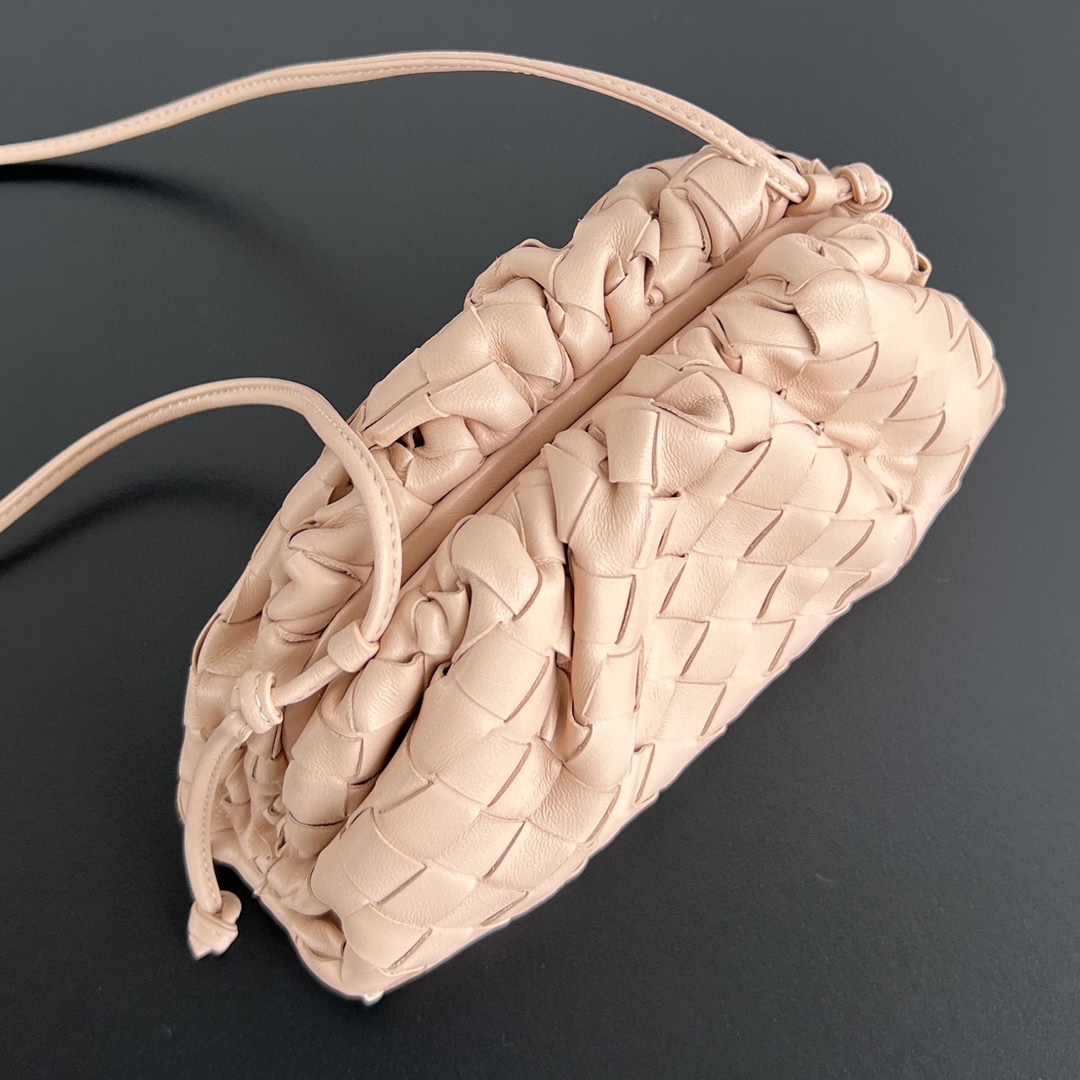 bo*te*ga Ve*ne*ta mini pouch