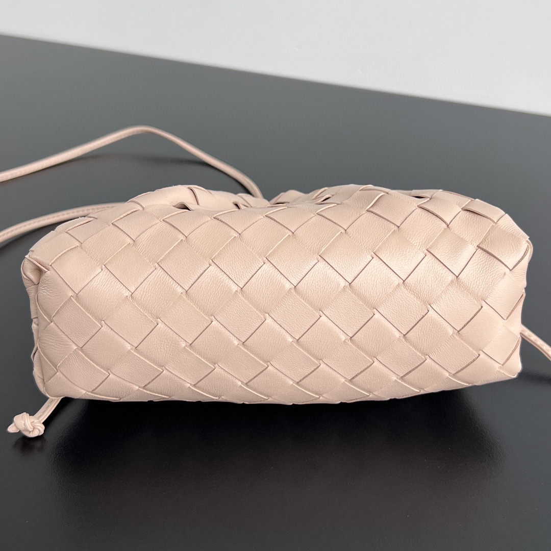 bo*te*ga Ve*ne*ta mini pouch