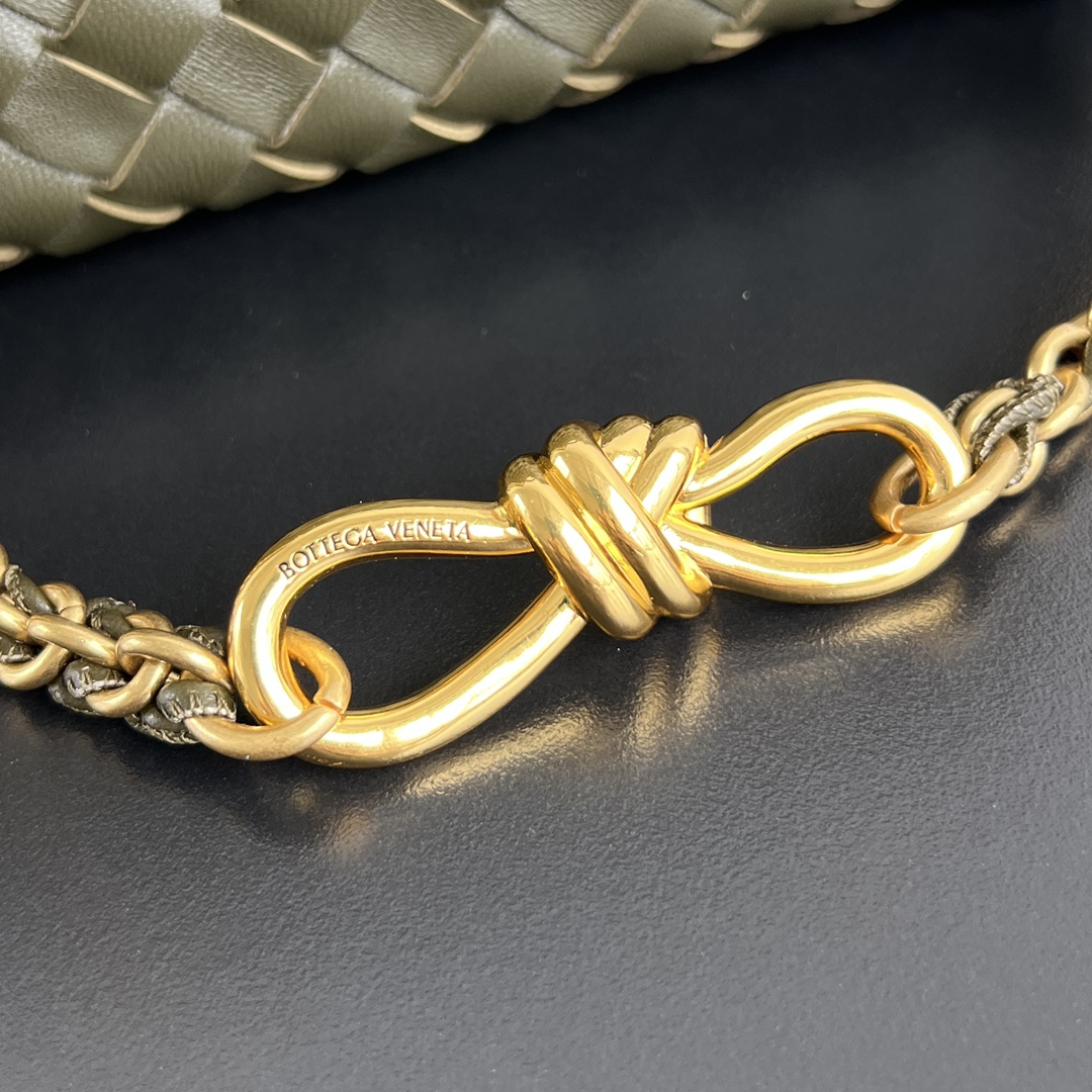bo*te*ga Ve*ne*ta bv small andiamo with chain