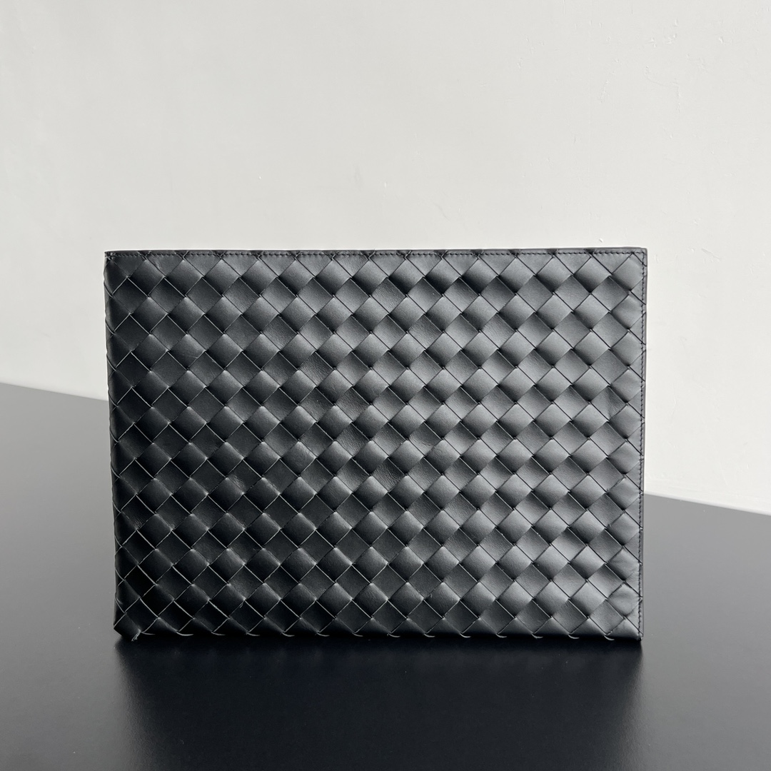 bo*te*ga Ve*ne*ta intrecciato half zip pouch