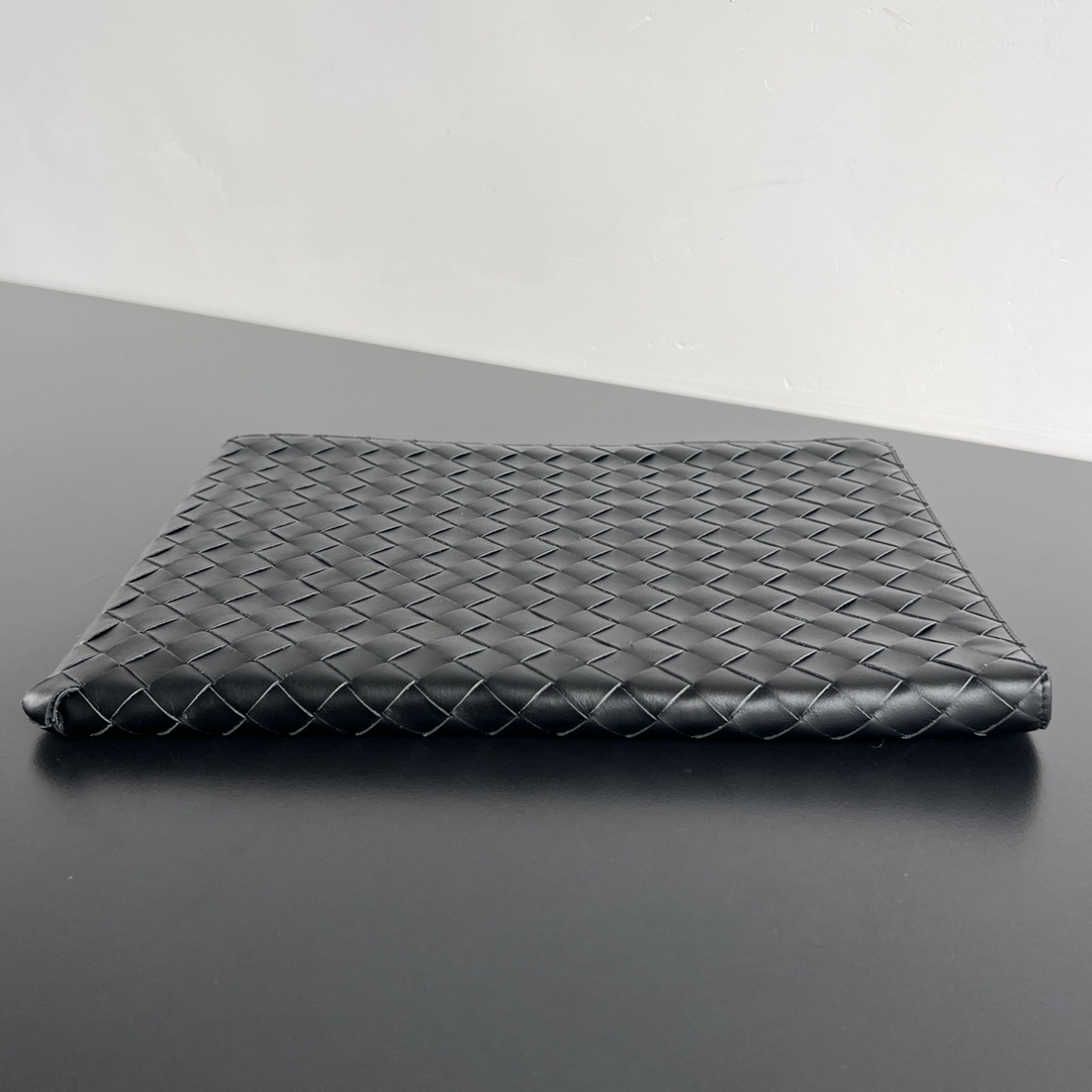 bo*te*ga Ve*ne*ta intrecciato half zip pouch