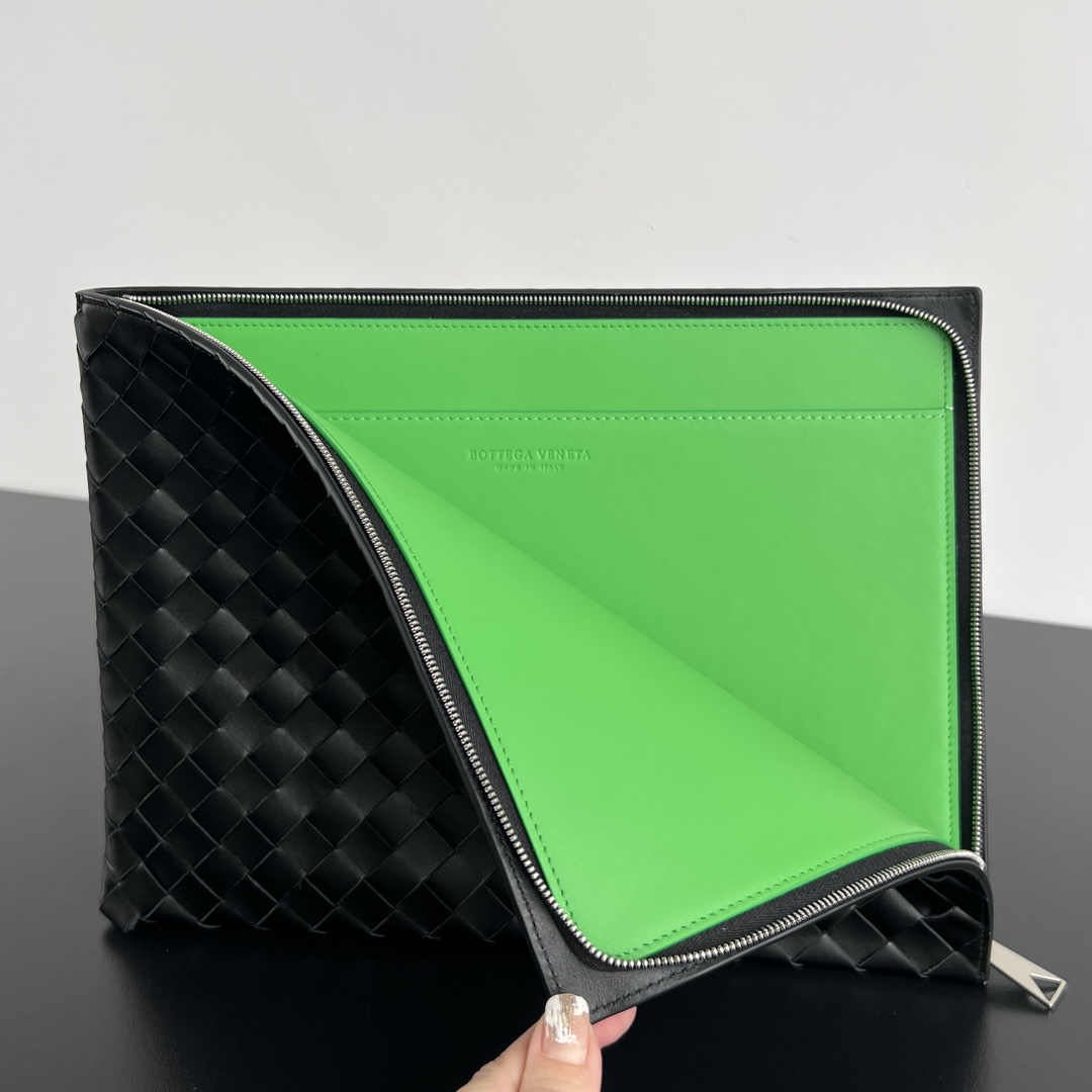 bo*te*ga Ve*ne*ta intrecciato half zip pouch