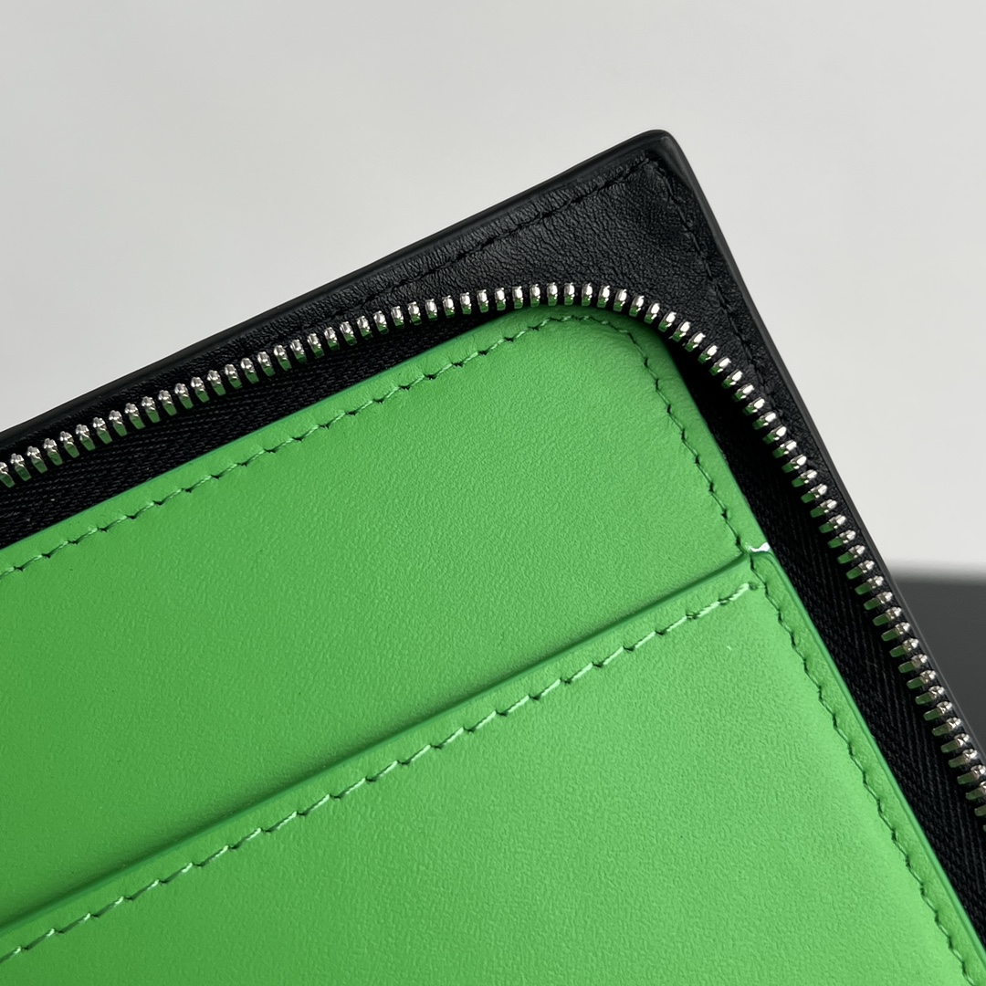 bo*te*ga Ve*ne*ta intrecciato half zip pouch