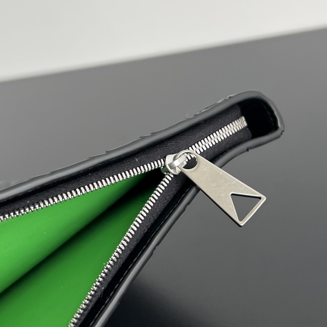 bo*te*ga Ve*ne*ta intrecciato half zip pouch