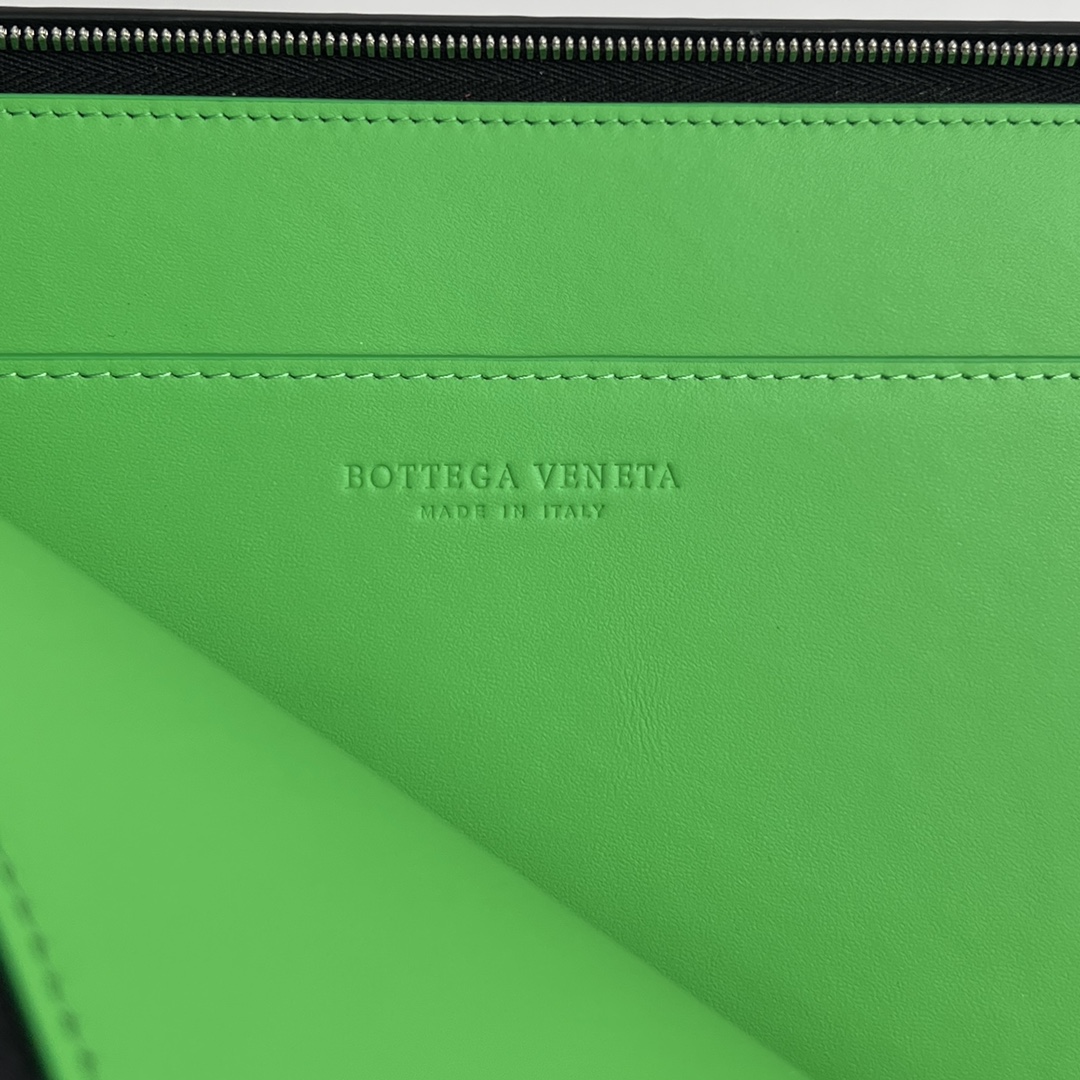 bo*te*ga Ve*ne*ta intrecciato half zip pouch