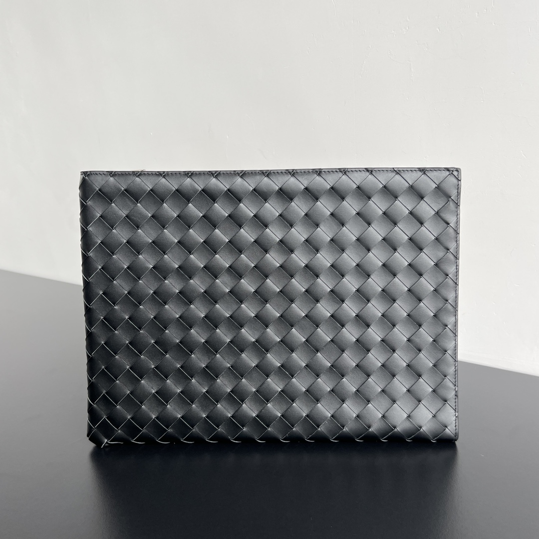 bo*te*ga Ve*ne*ta intrecciato half zip pouch