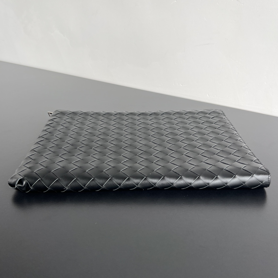 bo*te*ga Ve*ne*ta intrecciato half zip pouch