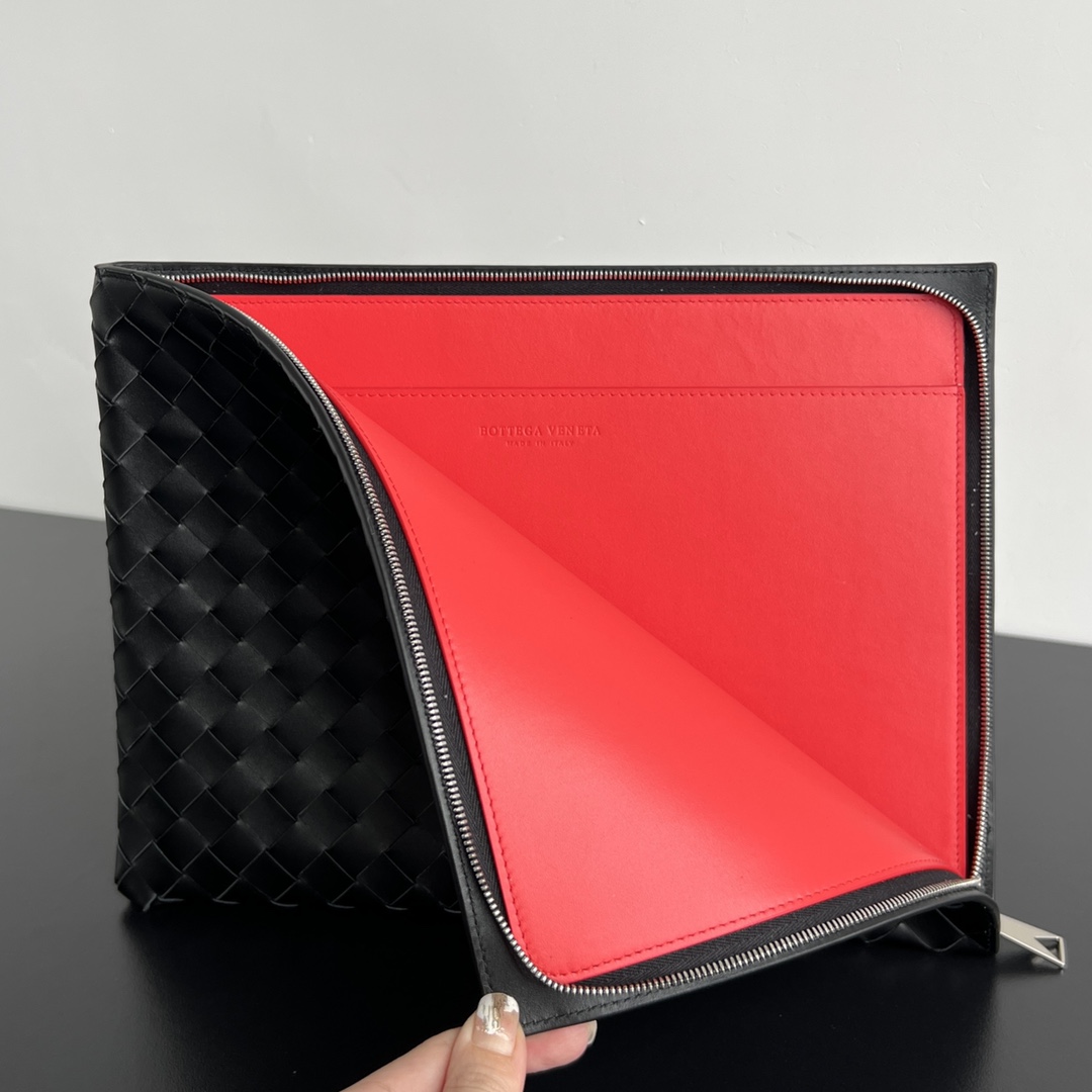 bo*te*ga Ve*ne*ta intrecciato half zip pouch