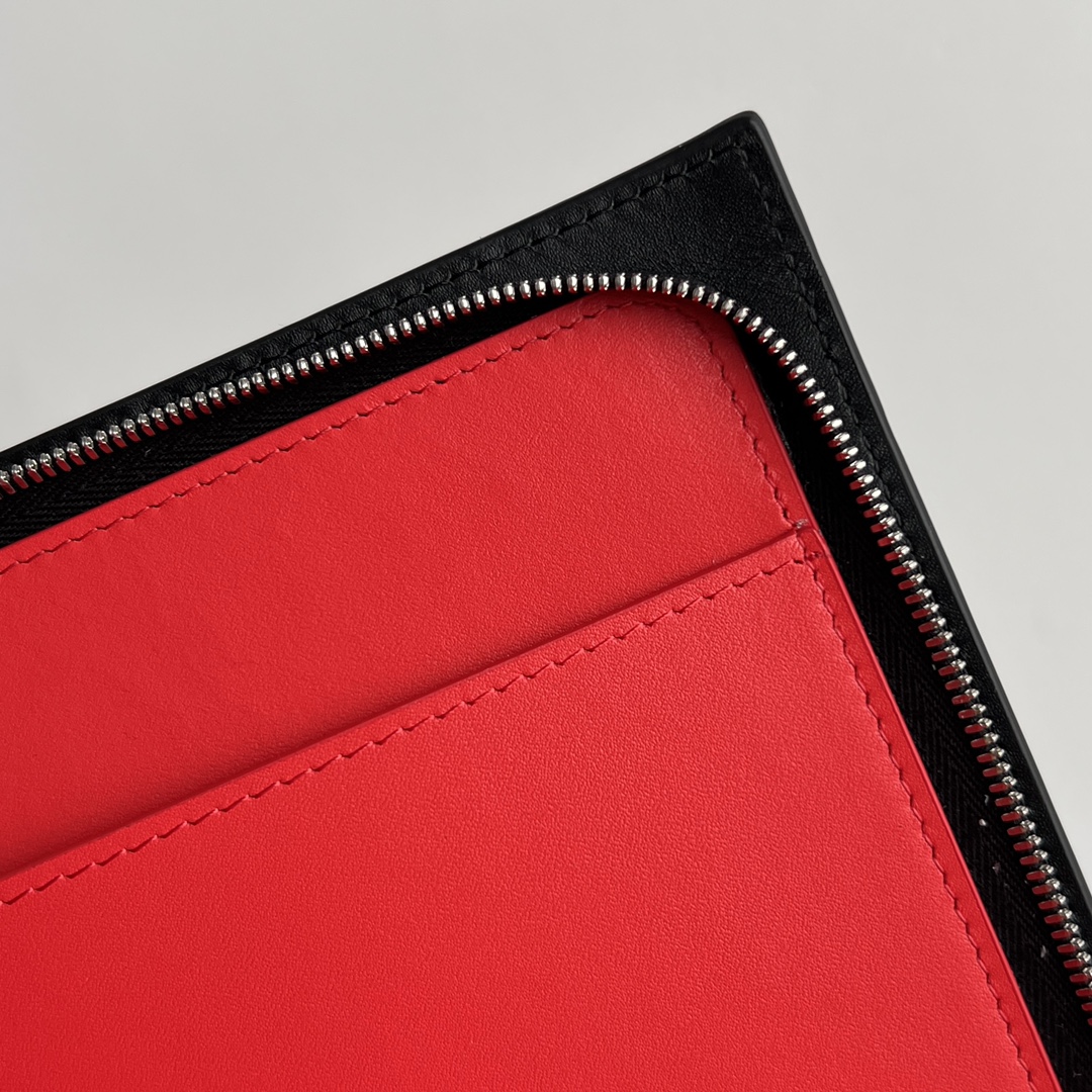 bo*te*ga Ve*ne*ta intrecciato half zip pouch