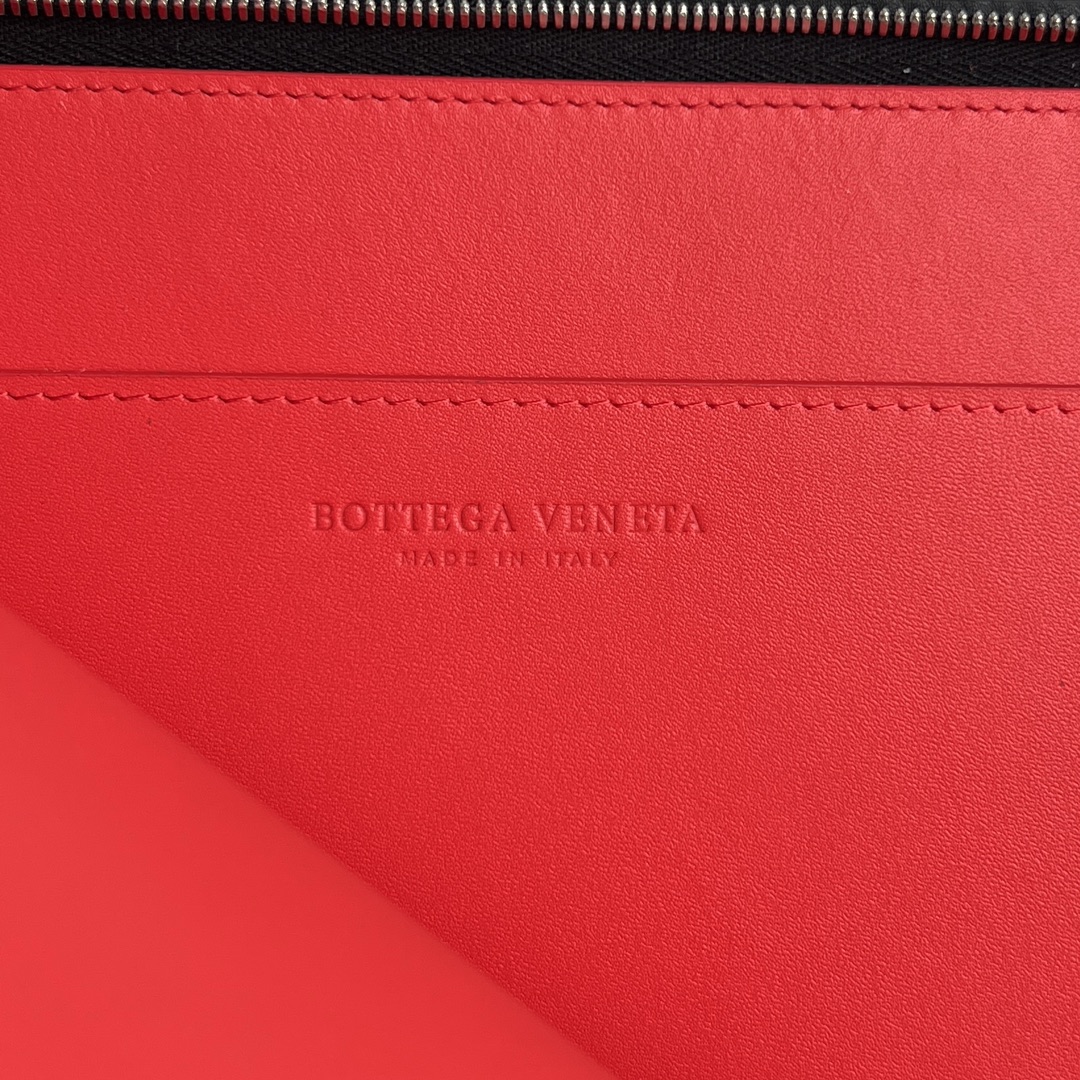 bo*te*ga Ve*ne*ta intrecciato half zip pouch